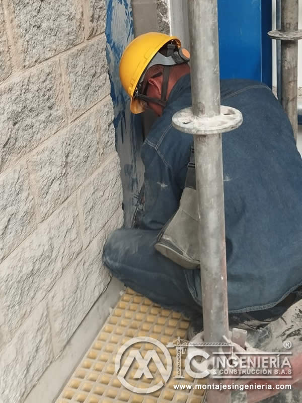 Anclaje y sellado de tuberías en muros de plantas industriales en Bogotá, Colombia. Montajes, Ingeniería y Construcción MIC SAS.