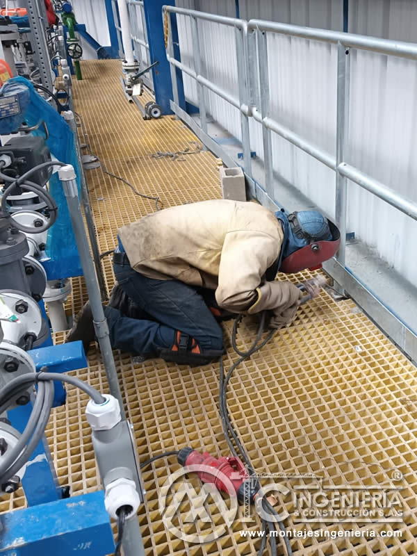 Anclaje y soldadura de barandas en plataformas de proceso industrial en Bogotá, Colombia. Montajes, Ingeniería y Construcción MIC SAS.