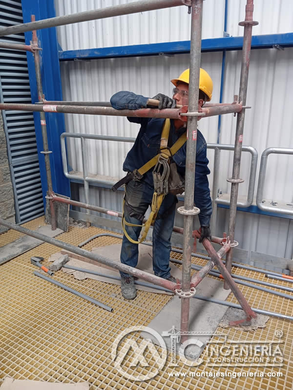 Armado y desarmado de andamios tubulares en plantas industriales en Bogotá, Colombia. Montajes, Ingeniería y Construcción MIC SAS.