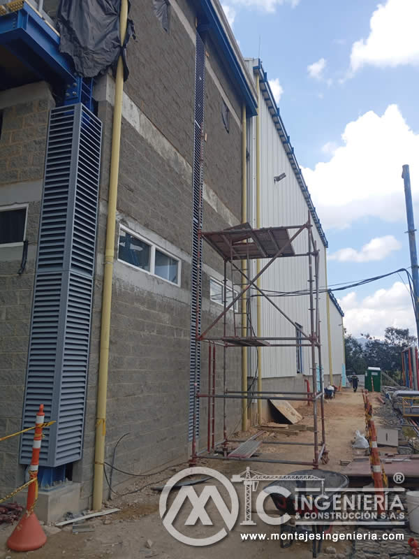 Avance de instalación de lamas metálicas en fachadas de plantas industriales en Bogotá, Colombia. Montajes, Ingeniería y Construcción MIC SAS.
