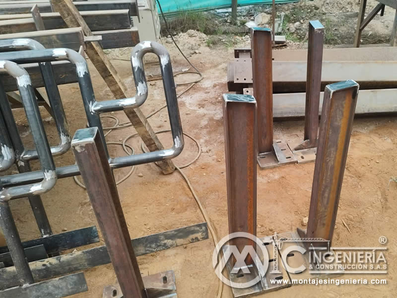 Columnas y postes metálicos con base de anclaje para estructuras industriales en Bogotá, Colombia. Montajes, Ingeniería y Construcción MIC SAS.