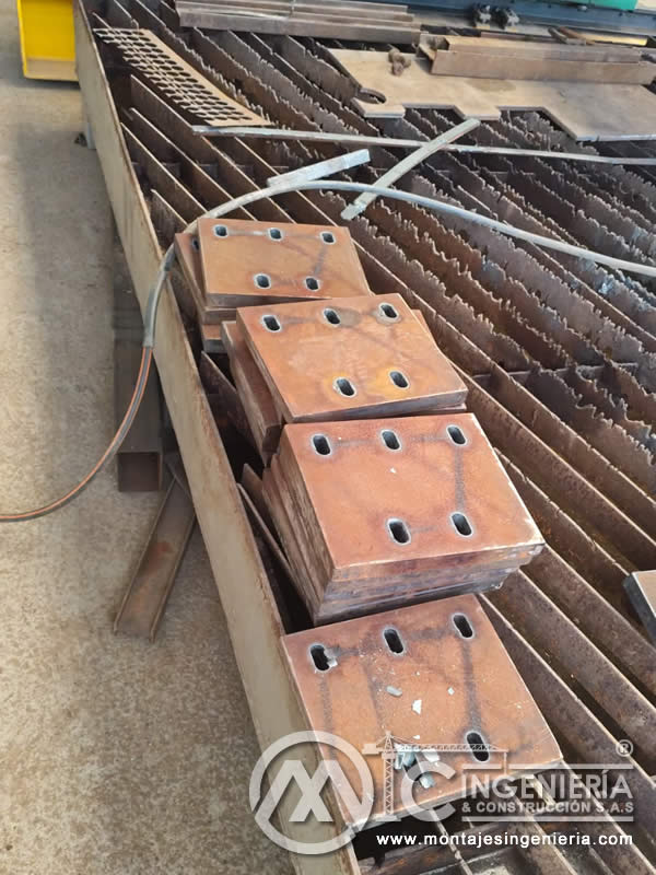 Corte con plasma de platinas metálicas para proyectos industriales en Bogotá, Colombia. Montajes, Ingeniería y Construcción MIC SAS.