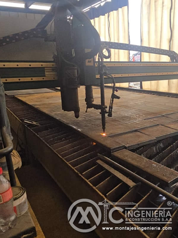 Corte de láminas de acero con máquina de plasma CNC en Bogotá, Colombia. Montajes, Ingeniería y Construcción MIC SAS.