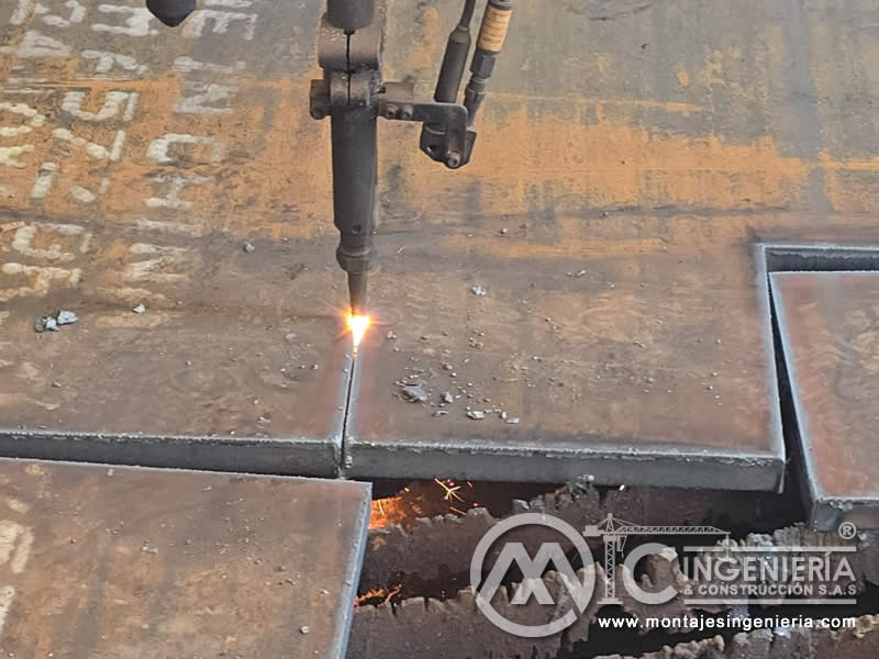 Corte por plasma de platinas de acero para bases estructurales en Bogotá, Colombia. Montajes, Ingeniería y Construcción MIC SAS.