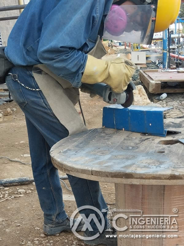 Corte y preparación de platinas metálicas para estructuras industriales en Bogotá, Colombia. Montajes, Ingeniería y Construcción MIC SAS.