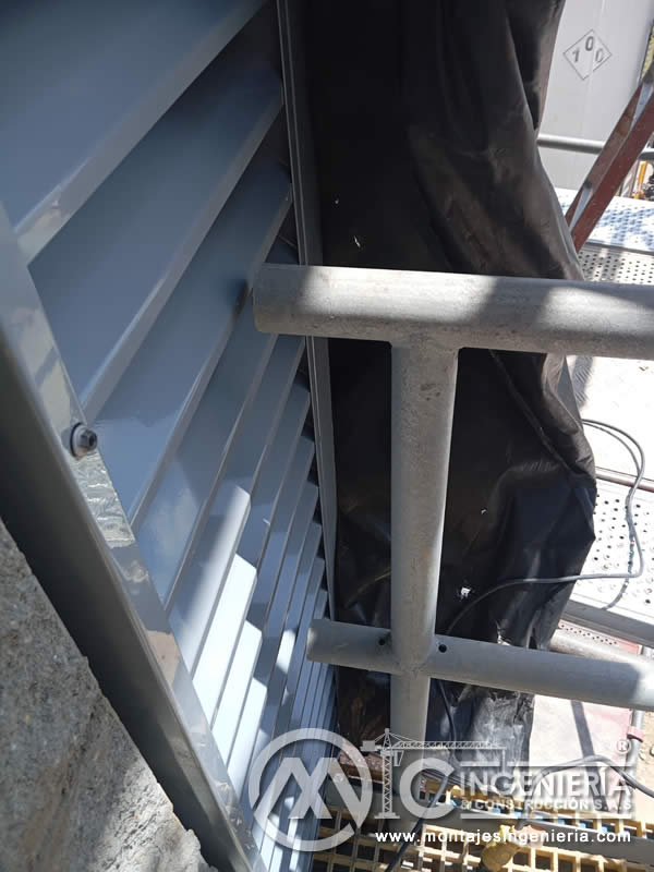 Detalle de unión de lamas metálicas con marco estructural en Bogotá, Colombia. Montajes, Ingeniería y Construcción MIC SAS.