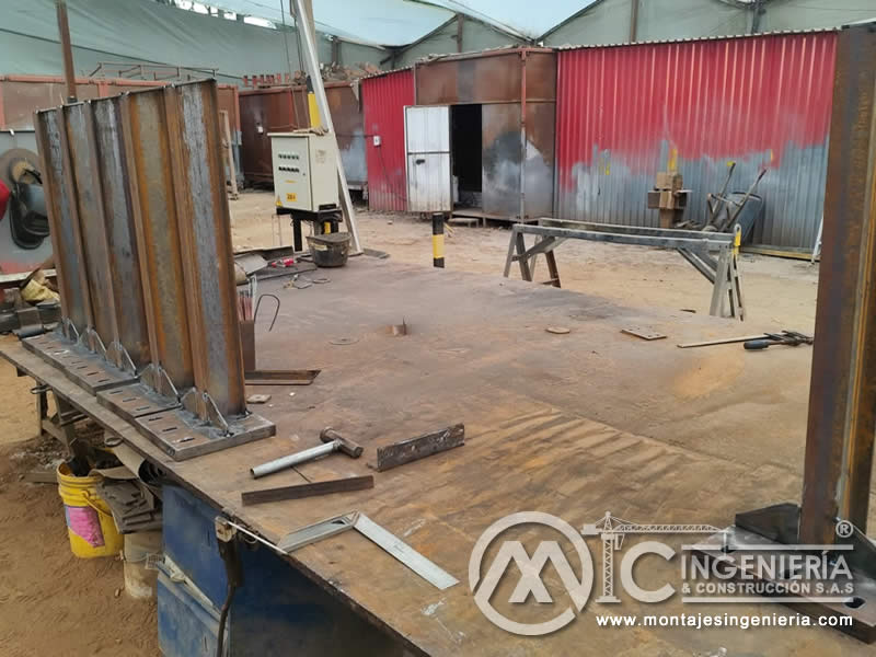 Ensamble de vigas y platinas metálicas en taller de metalmecánica en Bogotá, Colombia. Montajes, Ingeniería y Construcción MIC SAS.