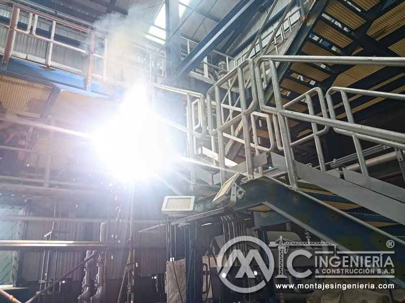 Escaleras y plataformas metálicas en plantas industriales en Bogotá, Colombia. Montajes, Ingeniería y Construcción MIC SAS.
