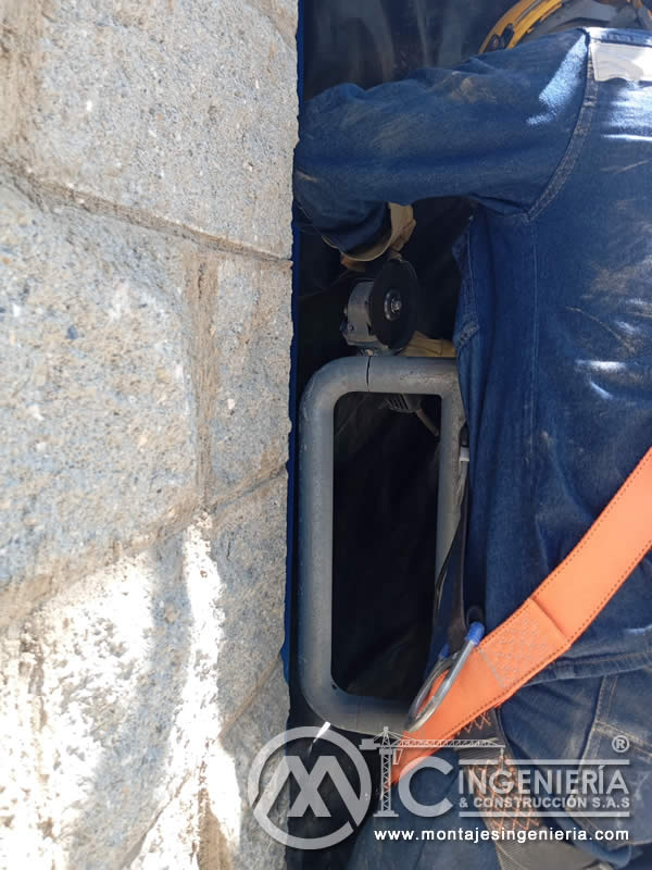 Esmerilado de marcos metálicos en fachadas de plantas industriales en Bogotá, Colombia. Montajes, Ingeniería y Construcción MIC SAS.