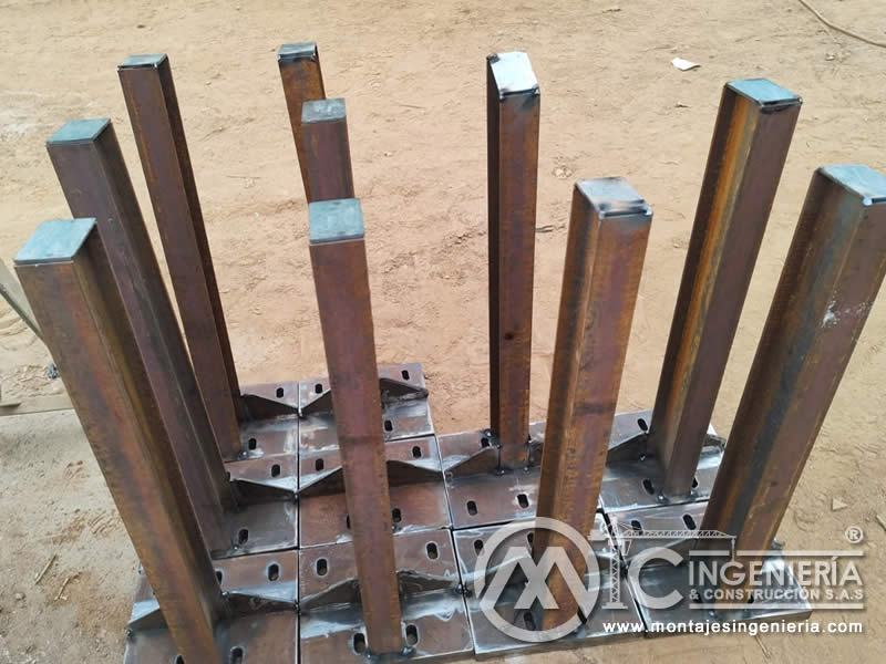 Fabricación de columnas metálicas con platinas de anclaje en Bogotá, Colombia. Montajes, Ingeniería y Construcción MIC SAS.