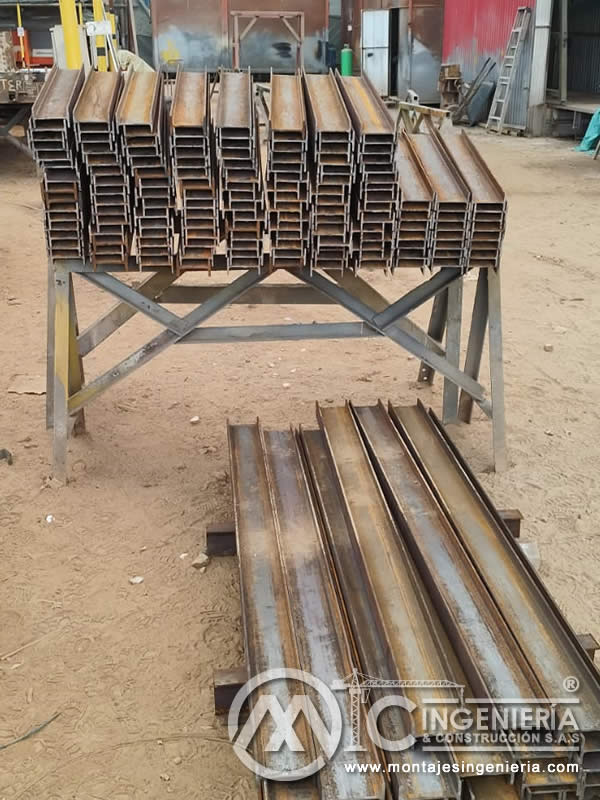 Fabricación de lamas metálicas en taller para proyectos industriales en Bogotá, Colombia. Montajes, Ingeniería y Construcción MIC SAS.