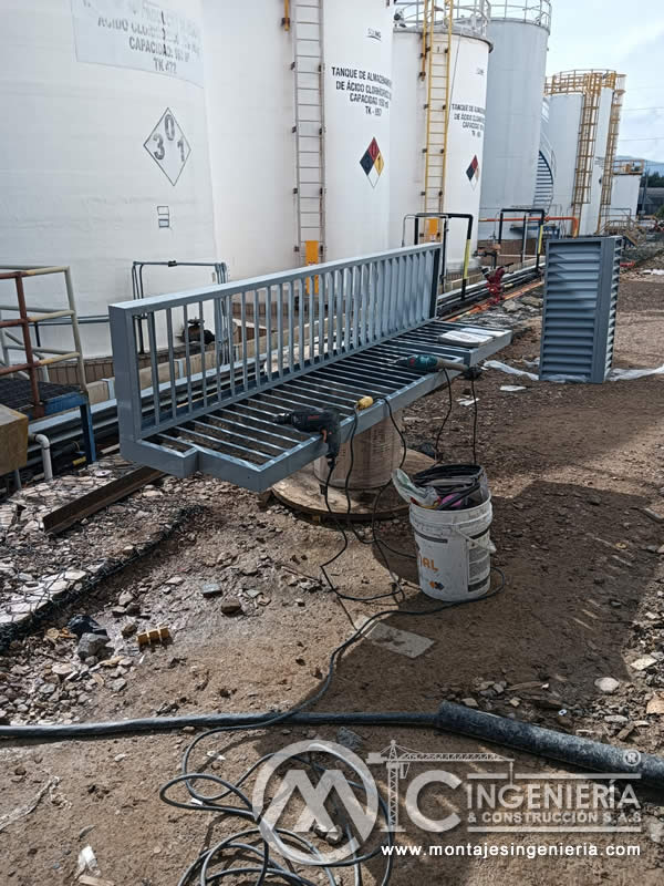 Fabricación de pasarelas metálicas para tanques de almacenamiento industrial en Bogotá, Colombia. Montajes, Ingeniería y Construcción MIC SAS.