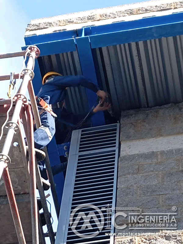 Fijación de lamas metálicas bajo cubierta de estructuras industriales en Bogotá, Colombia. Montajes, Ingeniería y Construcción MIC SAS.