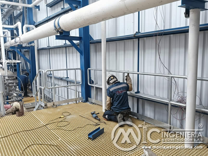 Instalación de barandas metálicas en plataformas industriales en Bogotá, Colombia. Montajes, Ingeniería y Construcción MIC SAS.