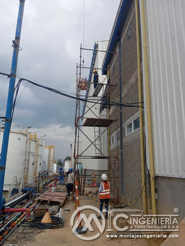 Instalación de lamas de ventilación en fachadas de bodegas industriales en Bogotá, Colombia. Montajes, Ingeniería y Construcción MIC SAS.