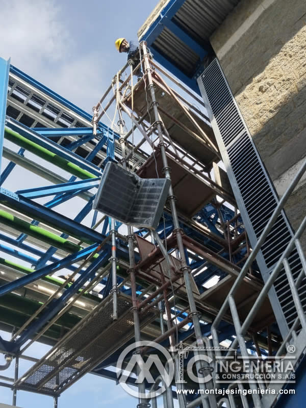 Instalación de lamas y escaleras de acceso en plantas industriales en Bogotá, Colombia. Montajes, Ingeniería y Construcción MIC SAS.