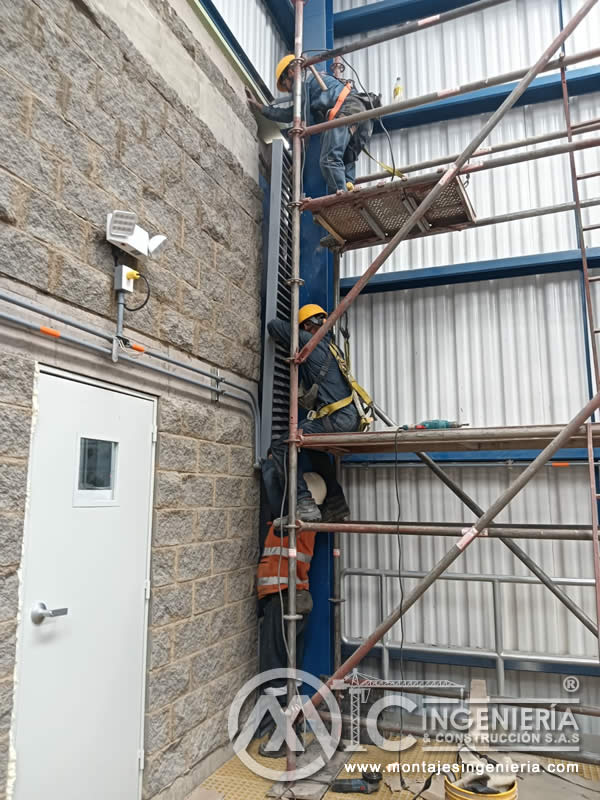 Instalación de louvers y cerramientos con andamio en plantas en Bogotá, Colombia. Montajes, Ingeniería y Construcción MIC SAS.