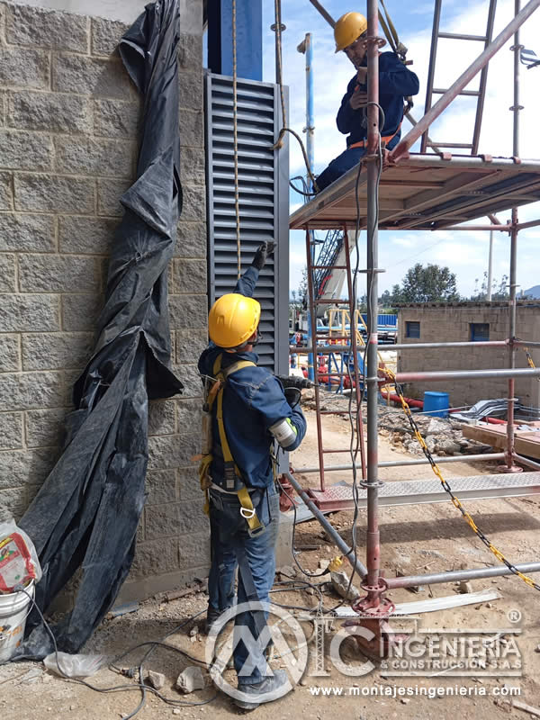 Instalación de paneles de celosía en fachadas de edificios industriales en Bogotá, Colombia. Montajes, Ingeniería y Construcción MIC SAS.