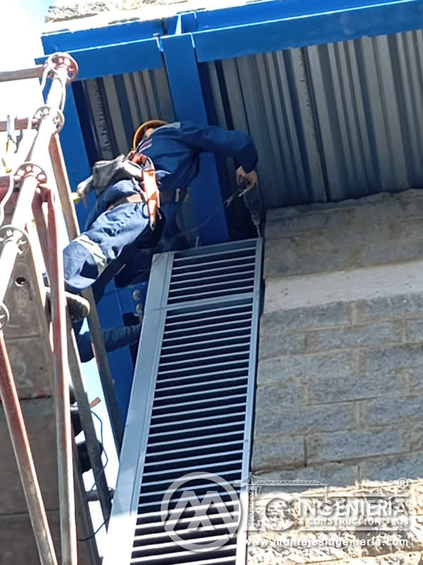 Instalación de paneles de lamas bajo cubierta metálica industrial en Bogotá, Colombia. Montajes, Ingeniería y Construcción MIC SAS.