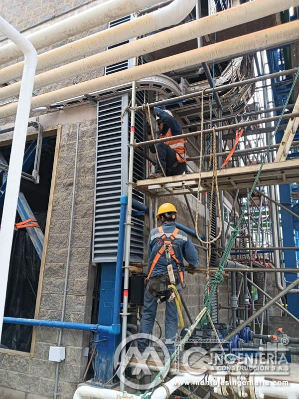 Instalación de rejillas de ventilación en fachadas industriales en Bogotá, Colombia. Montajes, Ingeniería y Construcción MIC SAS.