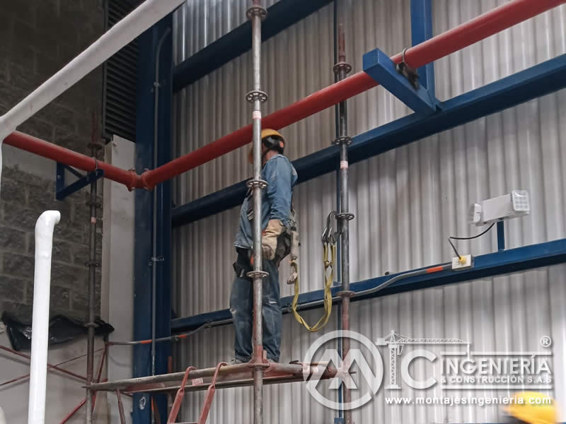 Instalación de tuberías industriales con trabajo en altura en Bogotá, Colombia. Montajes, Ingeniería y Construcción MIC SAS.