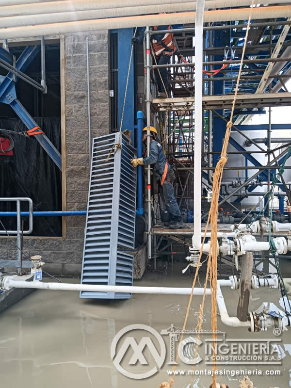 Izaje y montaje de paneles de lamas en fachadas industriales en Bogotá, Colombia. Montajes, Ingeniería y Construcción MIC SAS.