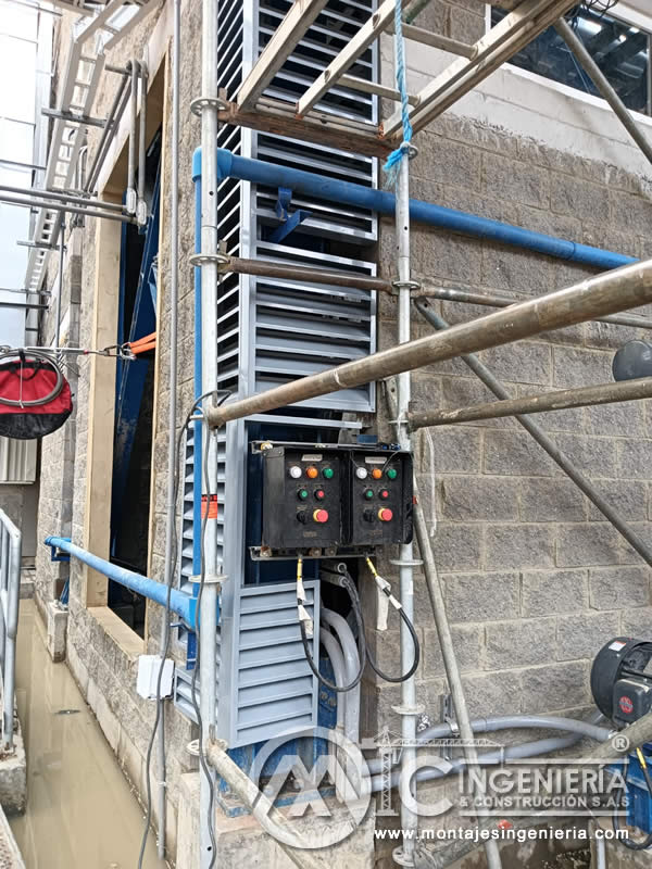 Lamas metálicas y tableros de control instalados en fachadas industriales en Bogotá, Colombia. Montajes, Ingeniería y Construcción MIC SAS.