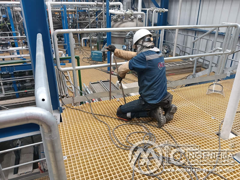 Montaje de barandas de seguridad en plataformas de plantas industriales en Bogotá, Colombia. Montajes, Ingeniería y Construcción MIC SAS.