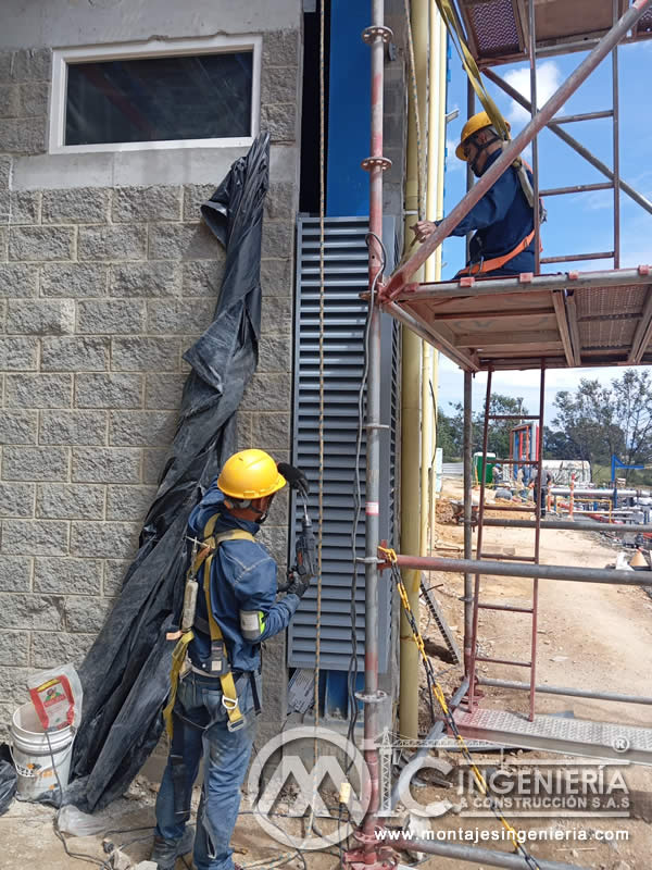 Montaje de celosías metálicas en vanos de fachadas industriales en Bogotá, Colombia. Montajes, Ingeniería y Construcción MIC SAS.