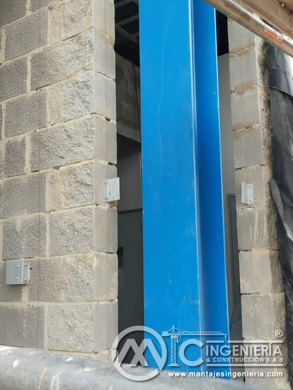 Montaje de columnas metálicas pintadas en edificios industriales en Bogotá, Colombia. Montajes, Ingeniería y Construcción MIC SAS.