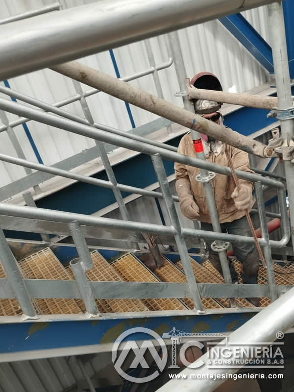 Montaje de escaleras metálicas con pasamanos en plantas industriales en Bogotá, Colombia. Montajes, Ingeniería y Construcción MIC SAS.
