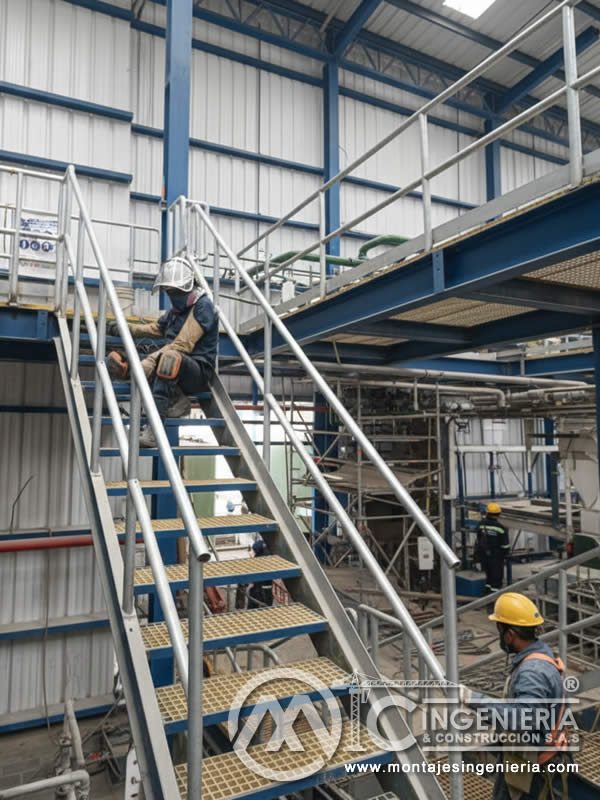 Montaje de escaleras metálicas galvanizadas en plantas industriales en Bogotá, Colombia. Montajes, Ingeniería y Construcción MIC SAS.