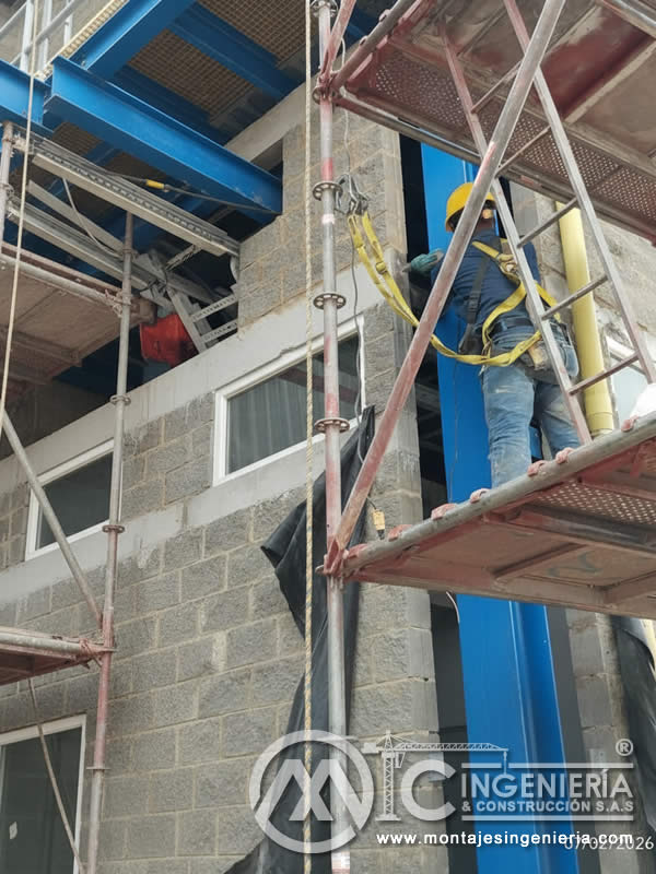 Montaje de estructuras metálicas en fachadas industriales con andamios en Bogotá, Colombia. Montajes, Ingeniería y Construcción MIC SAS.