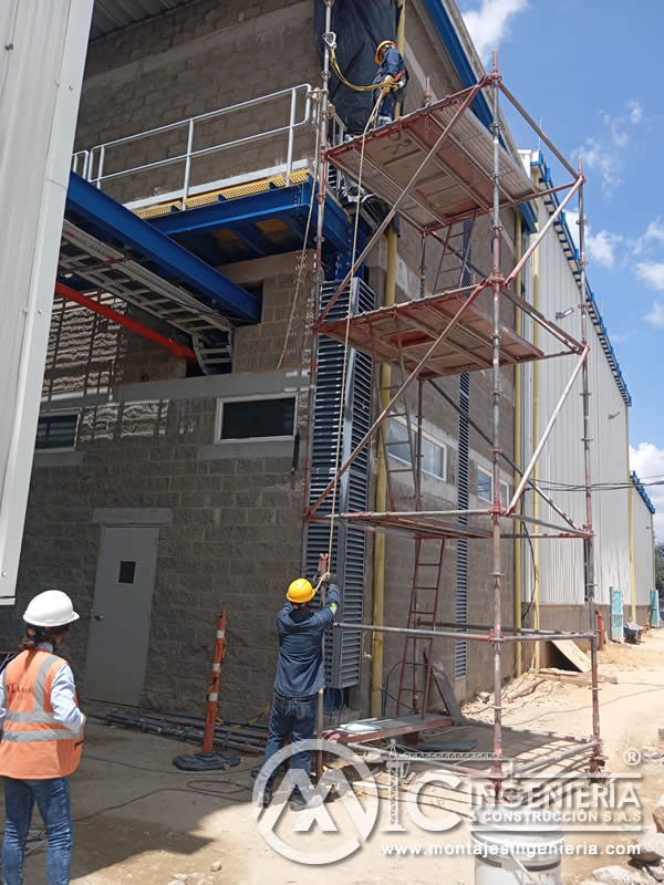 Montaje de lamas en fachadas industriales con supervisión técnica en Bogotá, Colombia. Montajes, Ingeniería y Construcción MIC SAS.