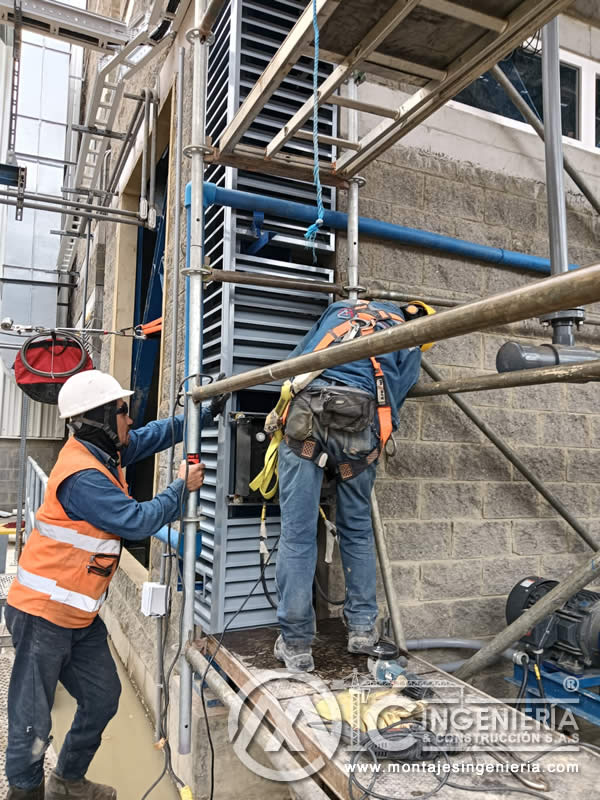 Montaje de lamas metálicas en fachadas de plantas de proceso en Bogotá, Colombia. Montajes, Ingeniería y Construcción MIC SAS.
