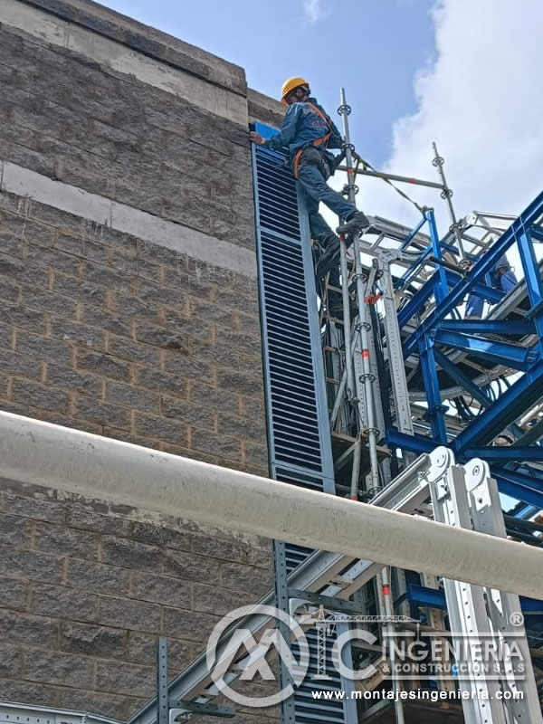 Montaje de lamas metálicas en fachadas industriales en altura en Bogotá, Colombia. Montajes, Ingeniería y Construcción MIC SAS.