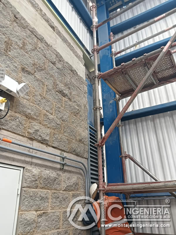 Montaje de louvers en vanos de fachada con andamio en Bogotá, Colombia. Montajes, Ingeniería y Construcción MIC SAS.