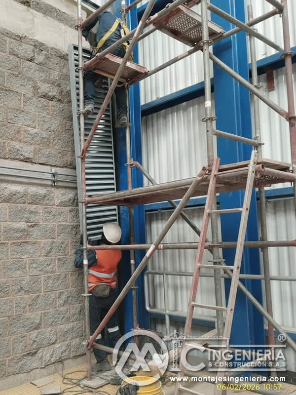 Montaje de rejillas de ventilación en fachadas industriales en Bogotá, Colombia. Montajes, Ingeniería y Construcción MIC SAS.