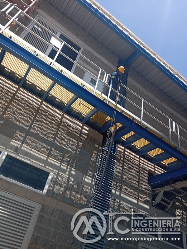 Plataforma de acceso con escalera y rejilla en plantas industriales en Bogotá, Colombia. Montajes, Ingeniería y Construcción MIC SAS.