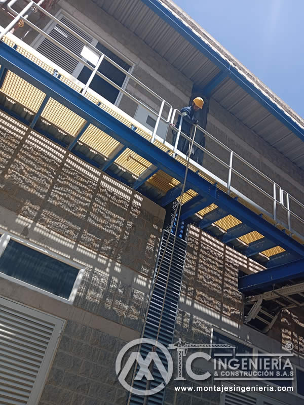 Plataforma metálica con escalera y barandas en plantas industriales en Bogotá, Colombia. Montajes, Ingeniería y Construcción MIC SAS.