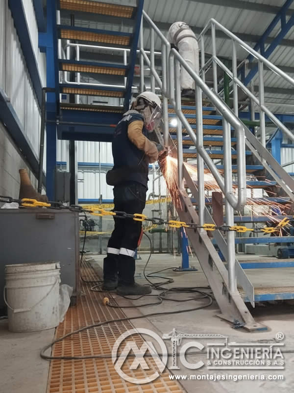 Pulido y acabado de escaleras metálicas en plantas industriales en Bogotá, Colombia. Montajes, Ingeniería y Construcción MIC SAS.
