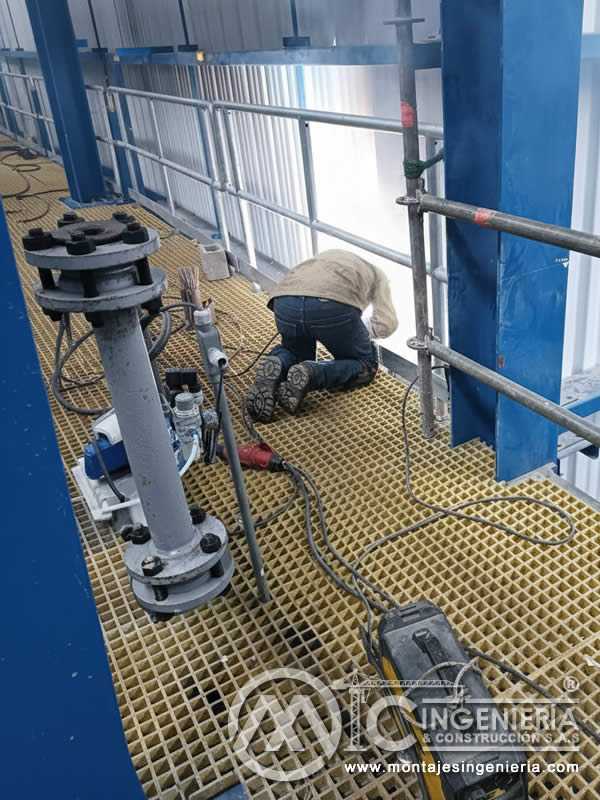 Soldadura de anclajes en plataformas con tuberías industriales en Bogotá, Colombia. Montajes, Ingeniería y Construcción MIC SAS.