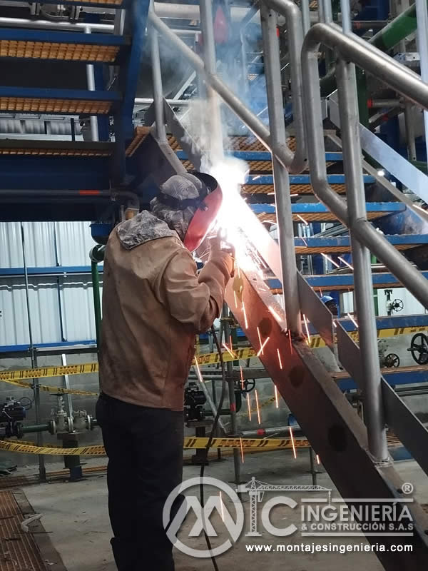 Soldadura de escaleras metálicas en plantas de proceso químico en Bogotá, Colombia. Montajes, Ingeniería y Construcción MIC SAS.