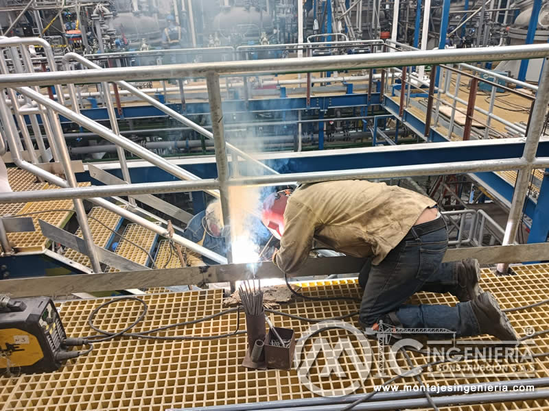 Soldadura de estructuras en plataformas de plantas de proceso en Bogotá, Colombia. Montajes, Ingeniería y Construcción MIC SAS.