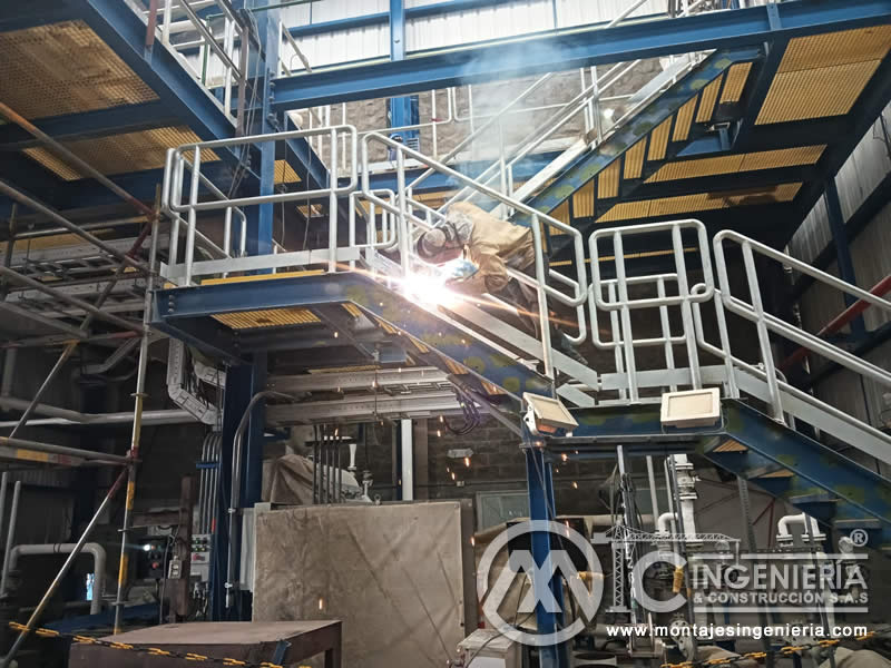 Soldadura de plataformas y escaleras metálicas industriales en Bogotá, Colombia. Montajes, Ingeniería y Construcción MIC SAS.