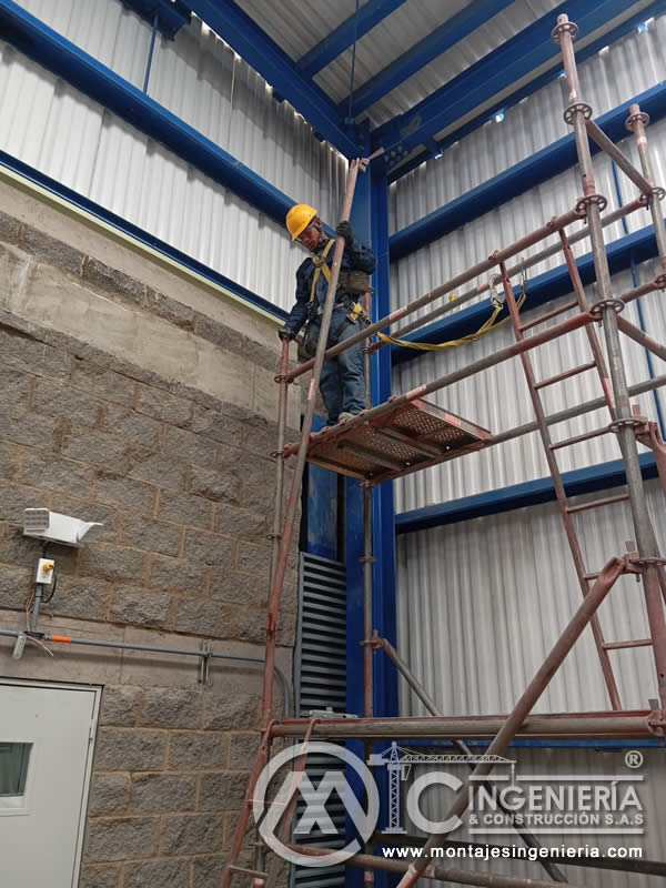 Trabajo en altura con andamios para instalación de lamas industriales en Bogotá, Colombia. Montajes, Ingeniería y Construcción MIC SAS.