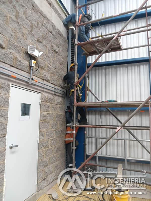 Trabajo en altura para montaje de louvers en edificio industrial en Bogotá, Colombia. Montajes, Ingeniería y Construcción MIC SAS.