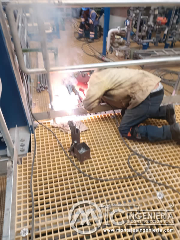 Unión de elementos metálicos en plataformas de proceso industrial en Bogotá, Colombia. Montajes, Ingeniería y Construcción MIC SAS.
