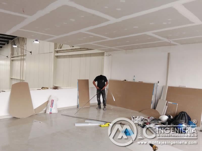 Acabados de interiores con drywall y estuco en espacios comerciales en Bogotá, Colombia. Montajes, Ingeniería y Construcción MIC SAS.