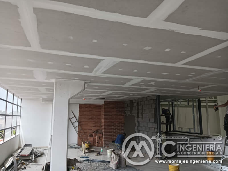 Adecuación de interiores con cielo raso en drywall, muros en bloque y estructura metálica en Bogotá, Colombia. Montajes, Ingeniería y Construcción MIC SAS.
